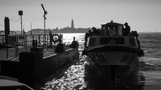 Vaporetto přistávající do zastávky Lido S.M.E.